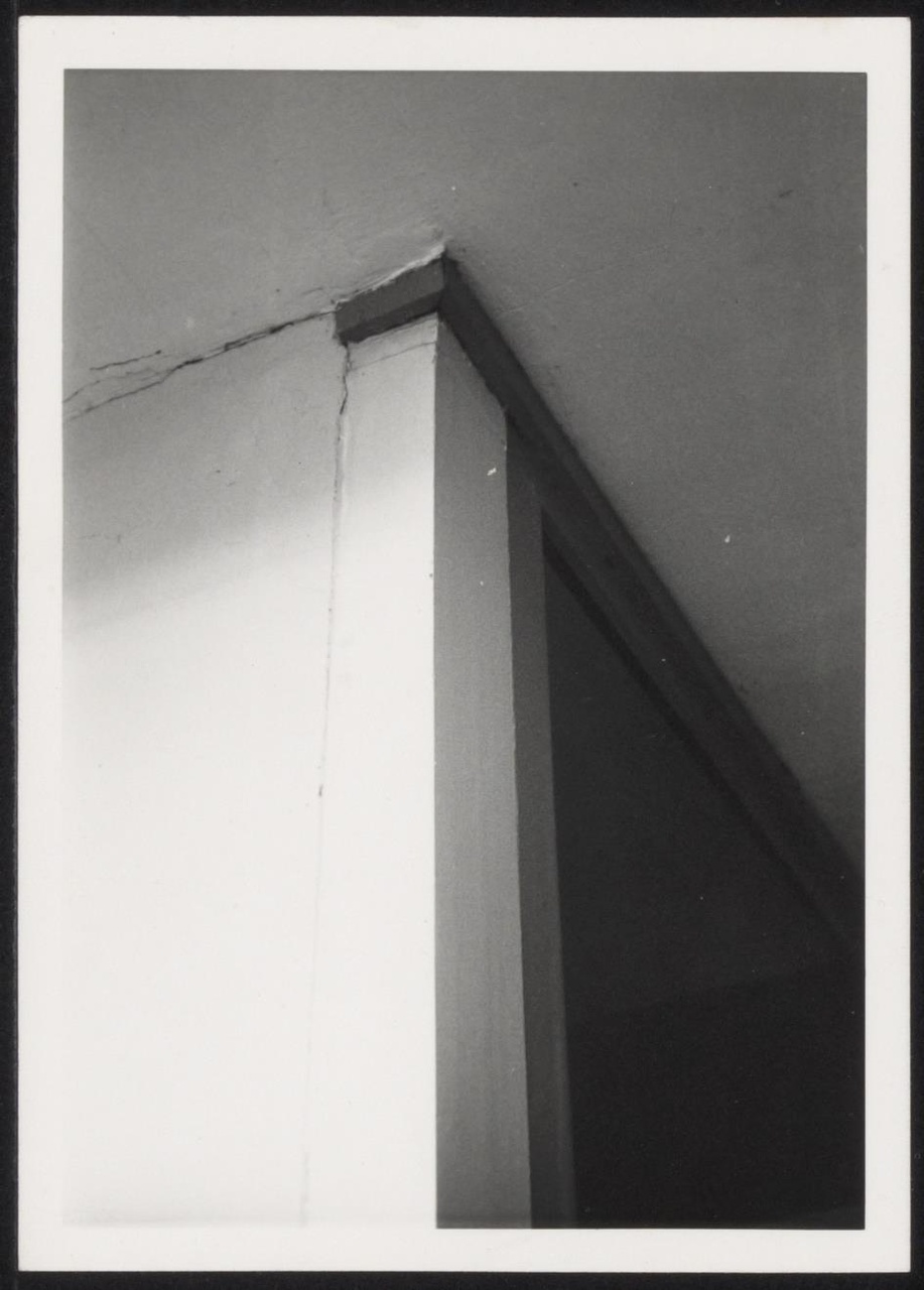 Afbeelding van Rietveld Schröderhuis - interieur beneden tussen kapstok en plafond