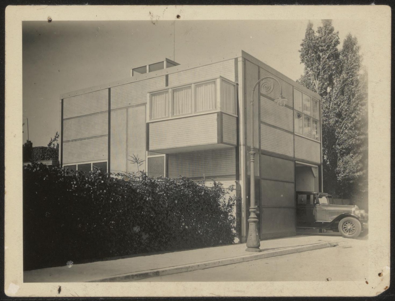 Afbeelding van garage met woning, ca.1928, met auto in de garagedeur