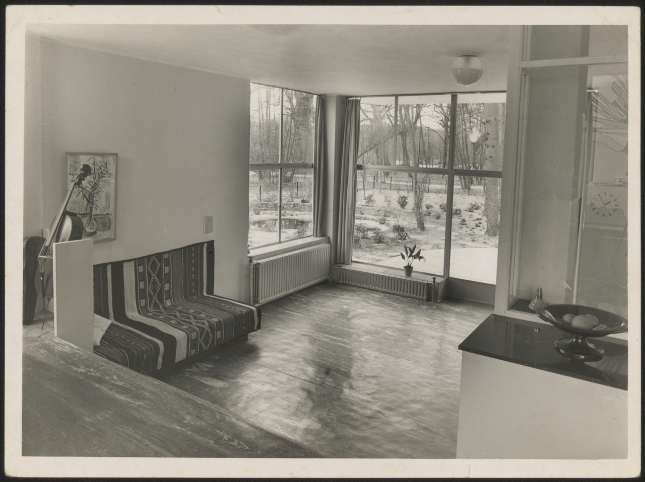 Afbeelding van woning Hillebrand, interieur woonkamer met hoekramen zonder losse meubels