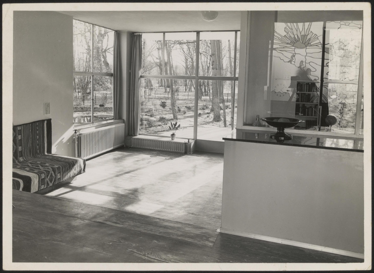 Afbeelding van woning Hillebrand, interieur woonkamer zonder losse meubels, met zonneschijn