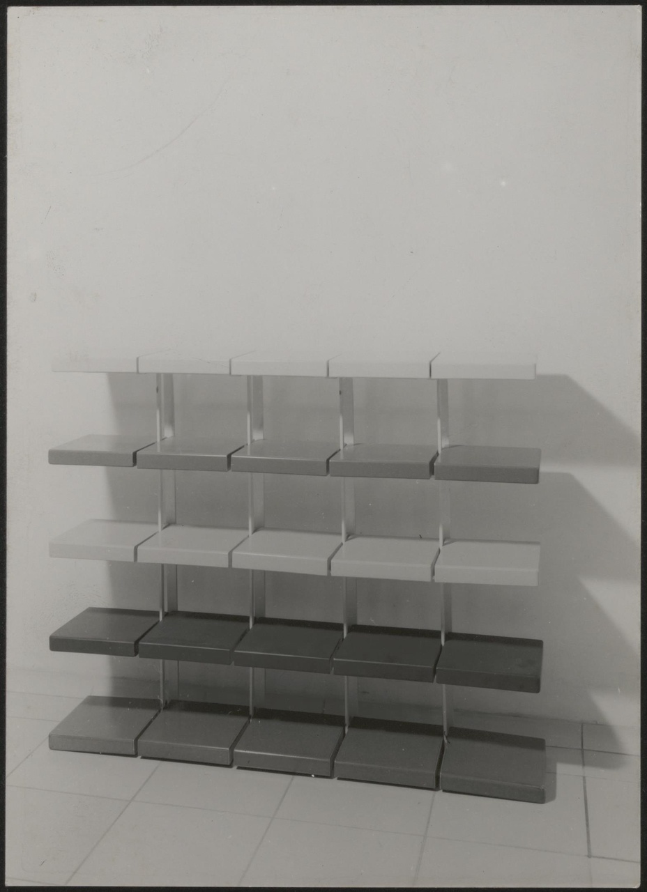 Afbeelding van showroom Driessen ca.1939, wandrek met 25 tegels