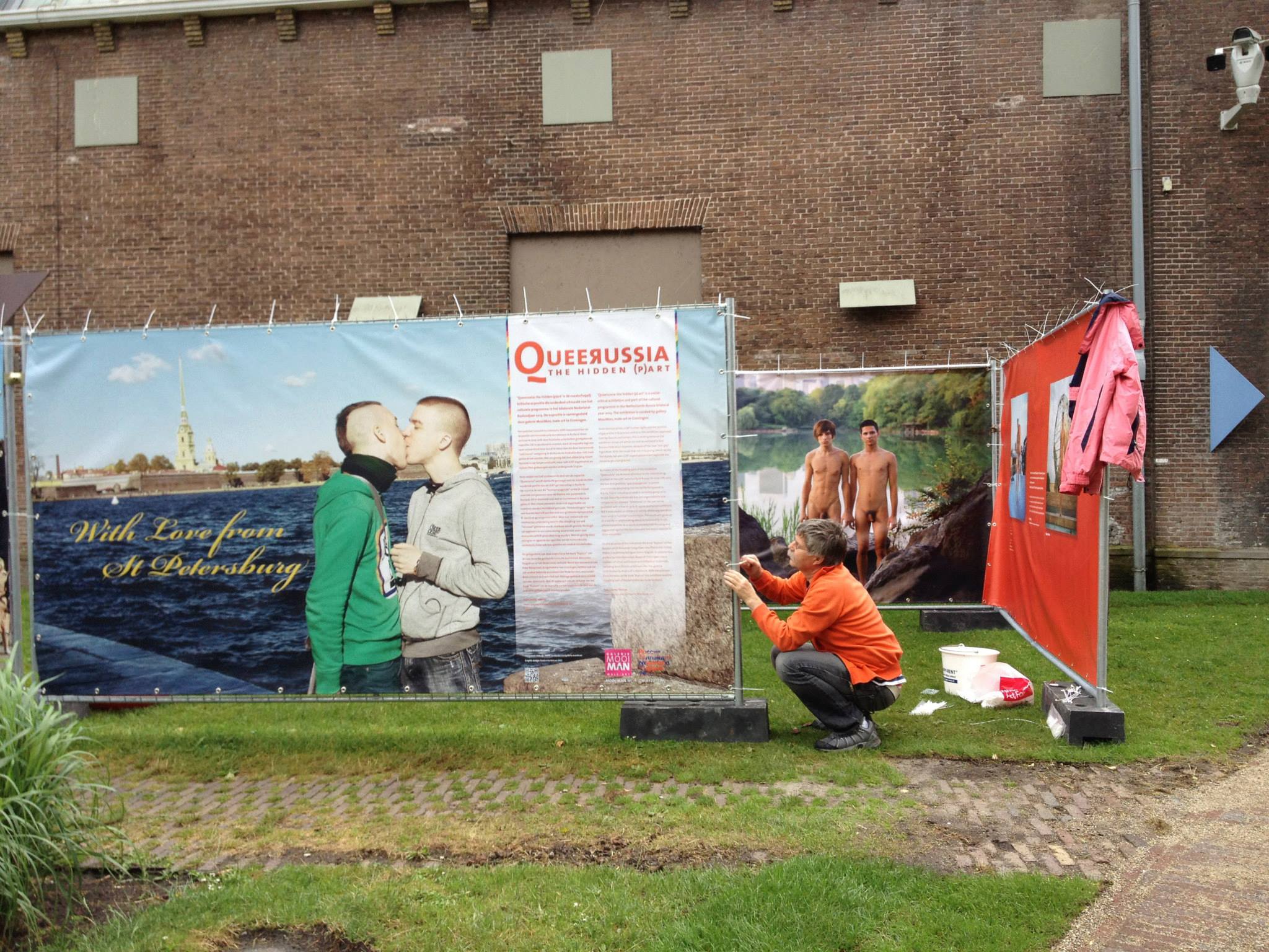 queerrussia in de tuin van het Centraal Museum