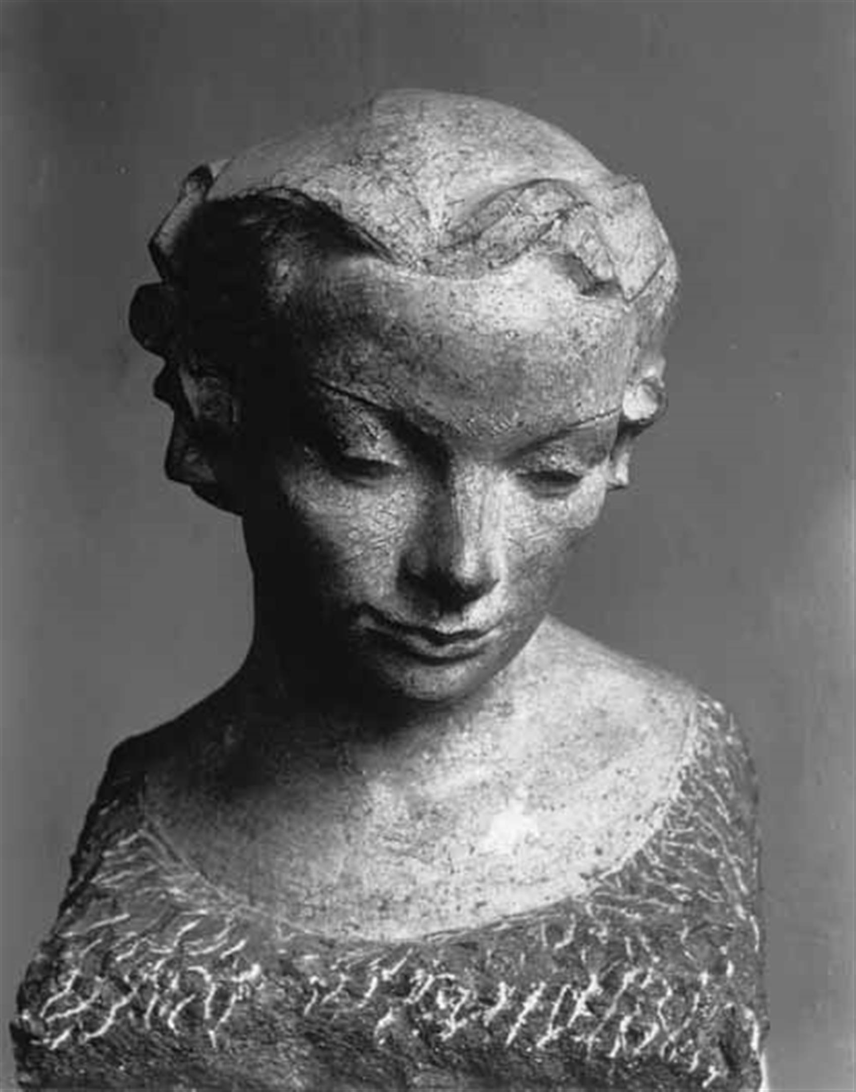 Sculptuur, hoofd van een vrouw die naar beneden kijkt.