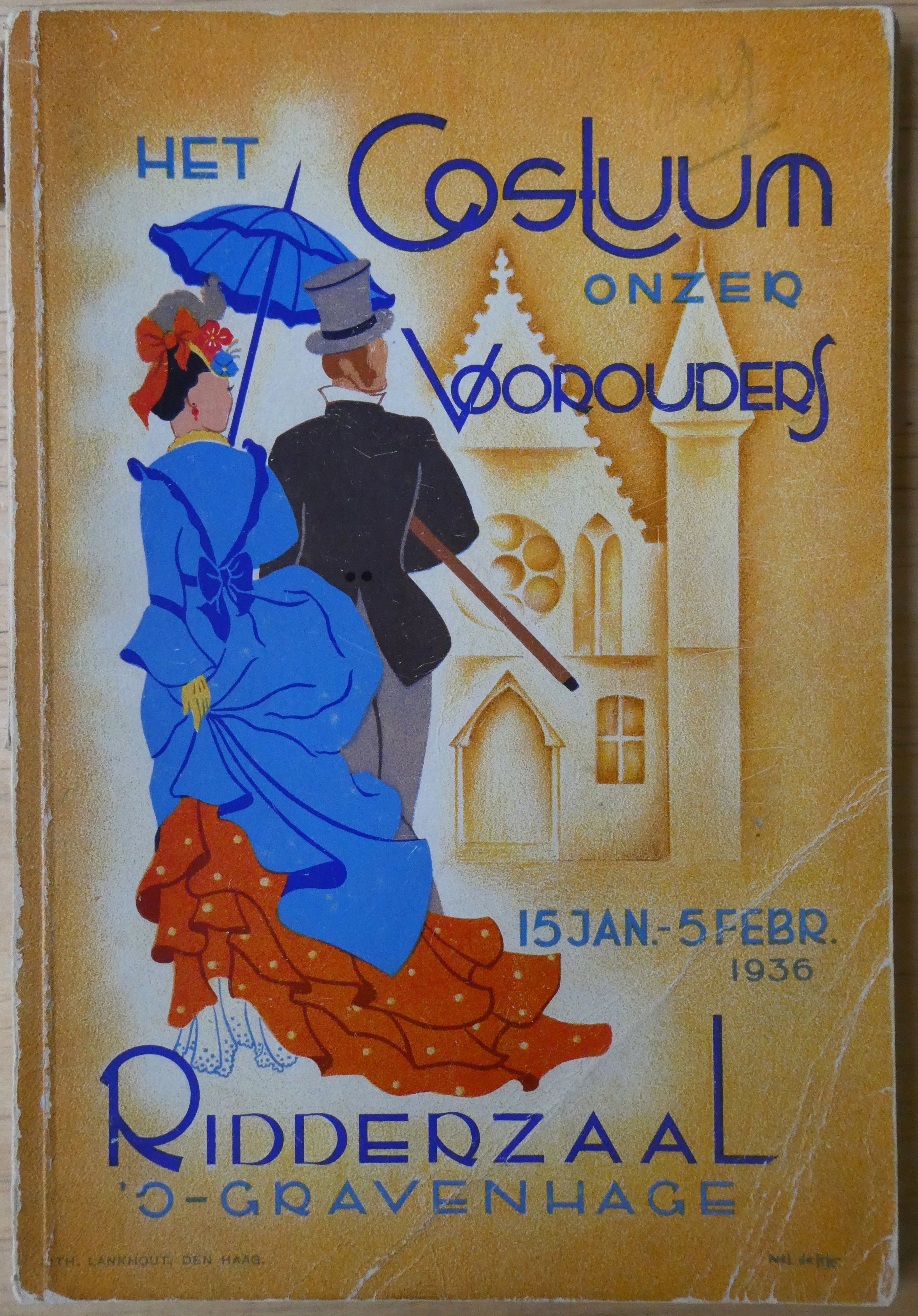 omslag van een catalogus met tekst en afbeelding van een vrouwenkostuum