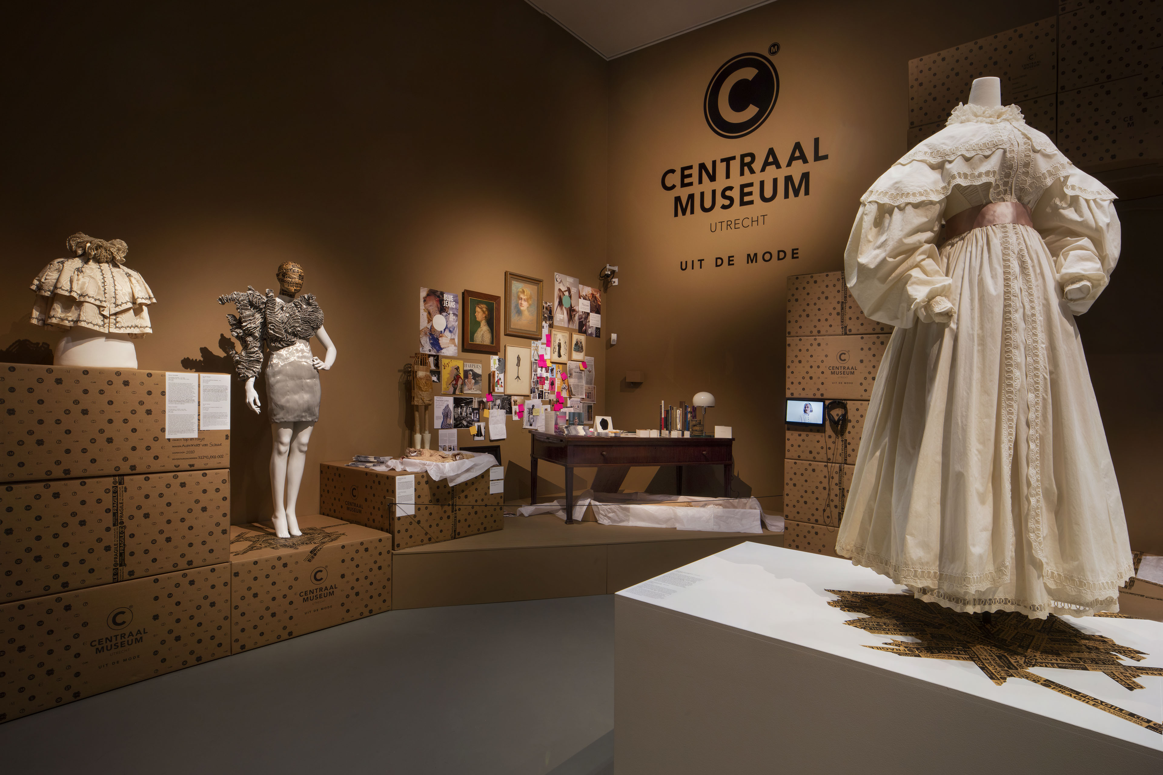 Verschillende kledingstukken gespresenteerd in een museumzaal