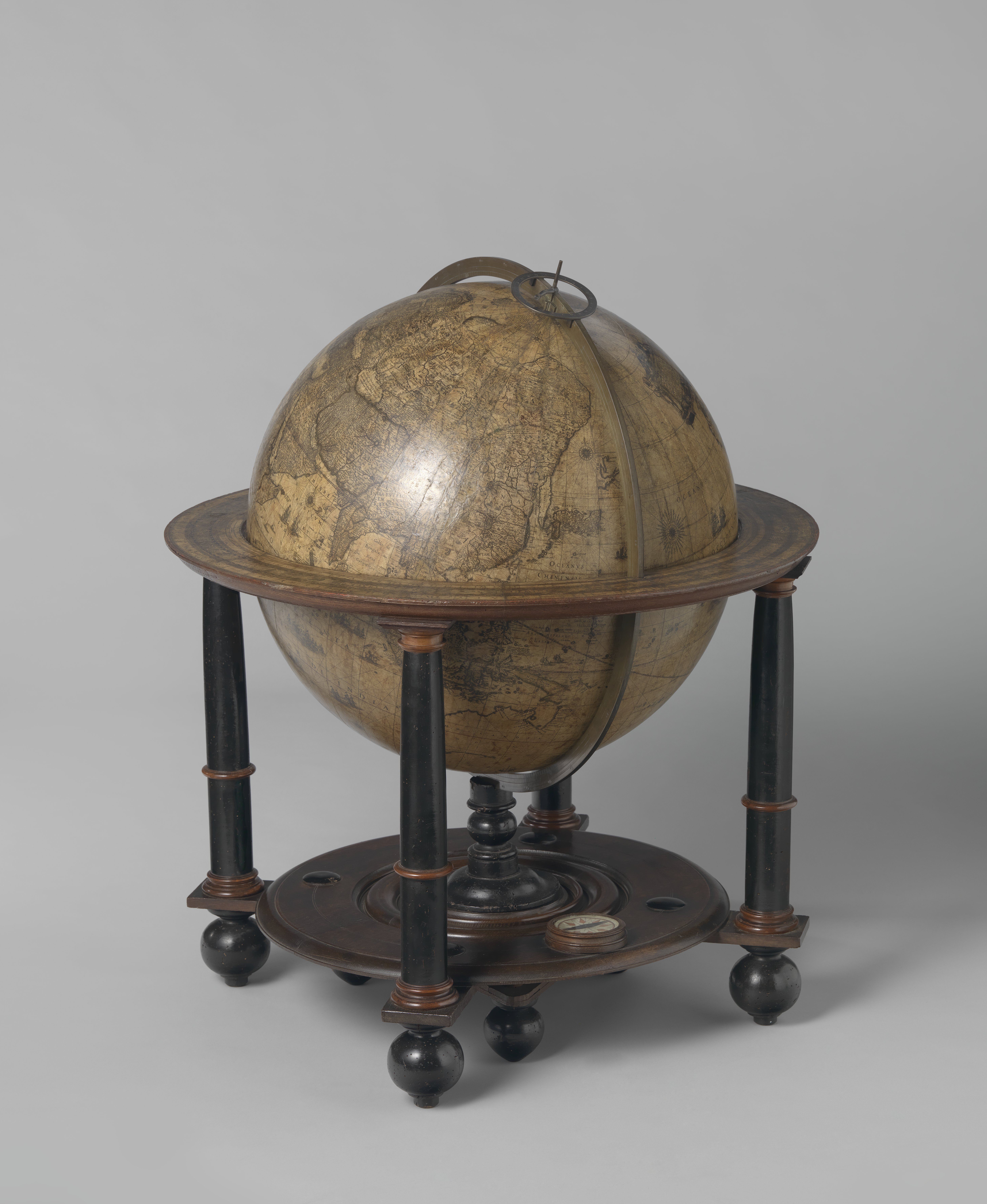 Globe beplakt met wereldkaart, in houten standaard