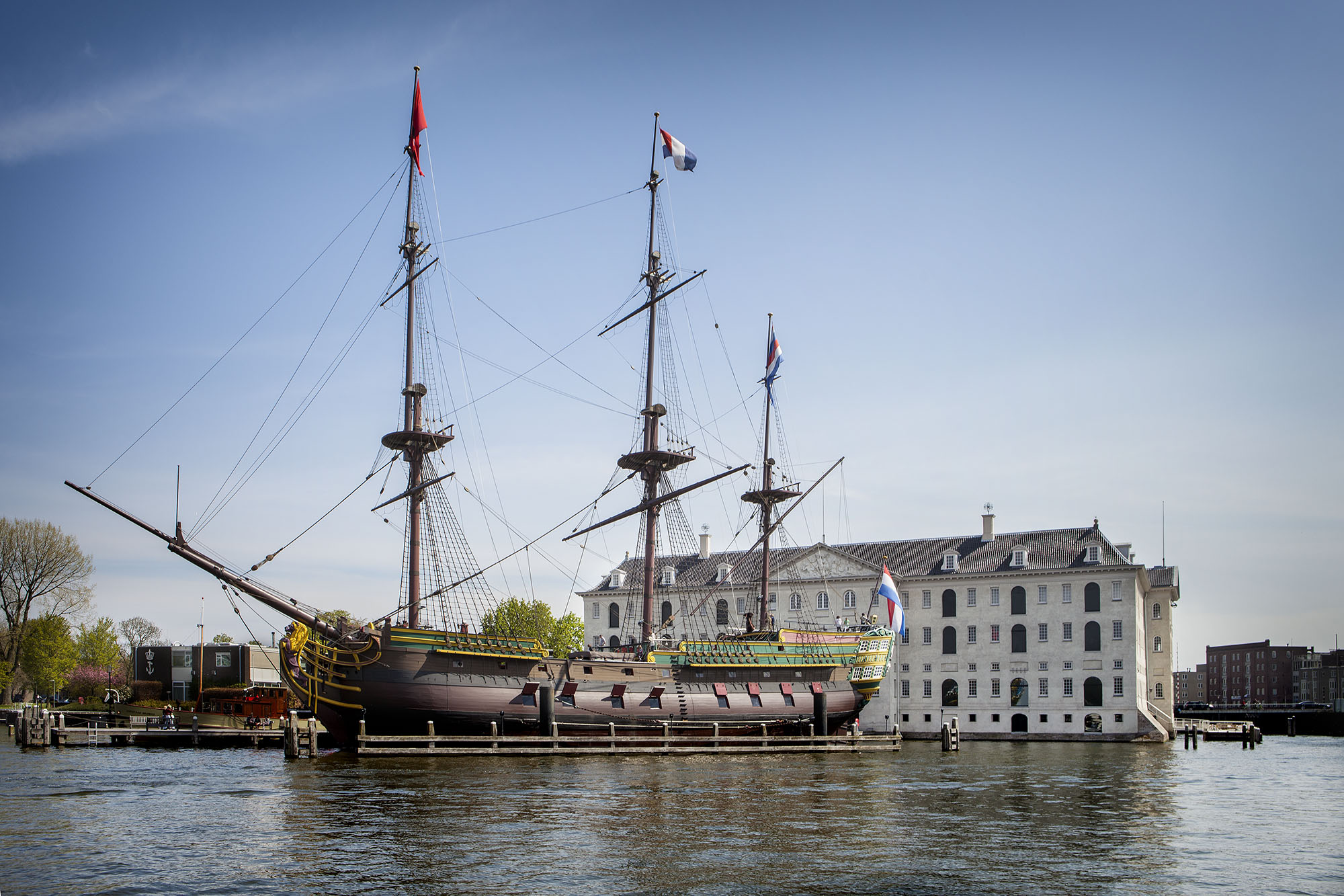 Replica-schip De Amsterdam, gelegen voor het Scheepvaartmuseum in Amsterdam