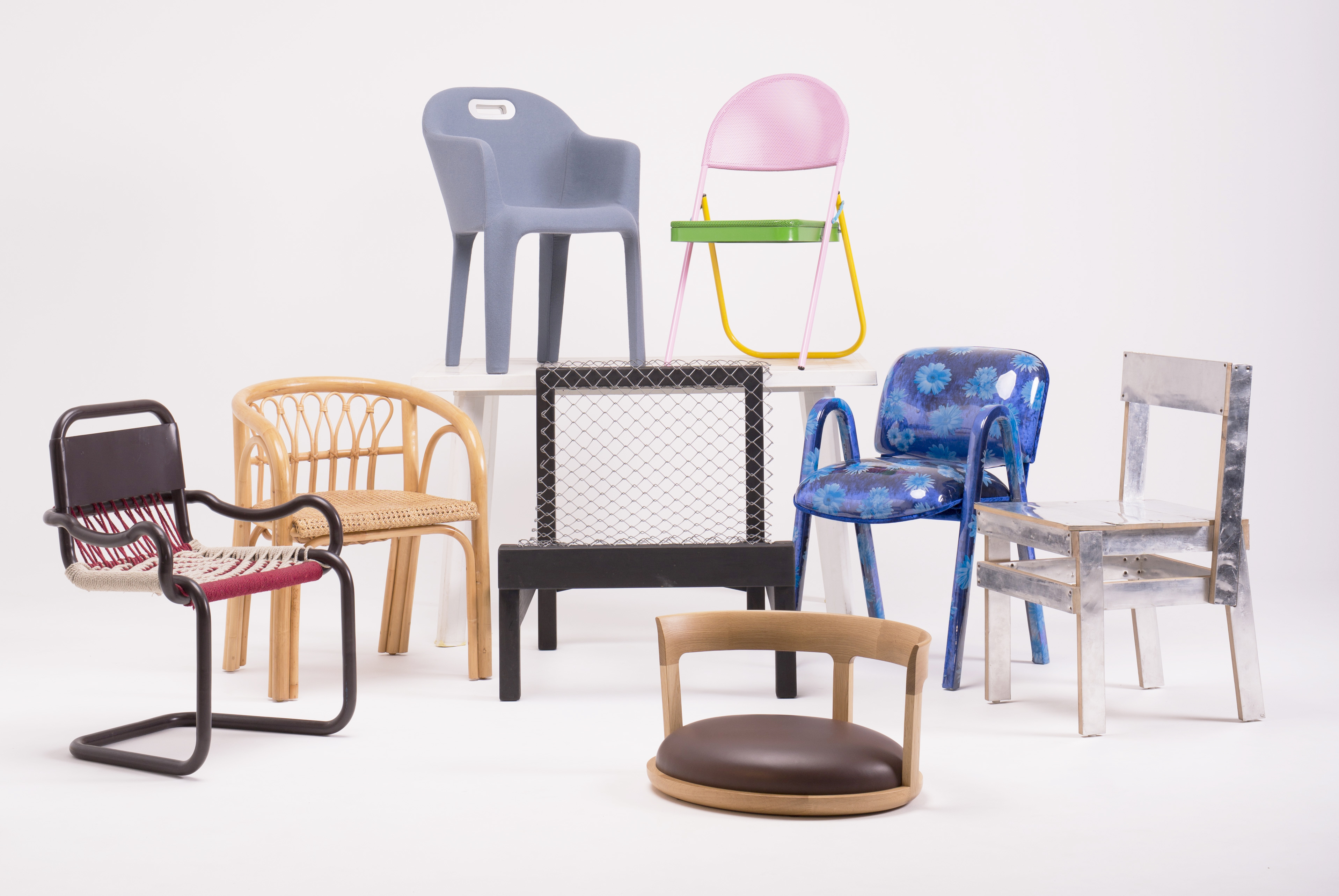 De acht stoelen van het cultural chairs project.