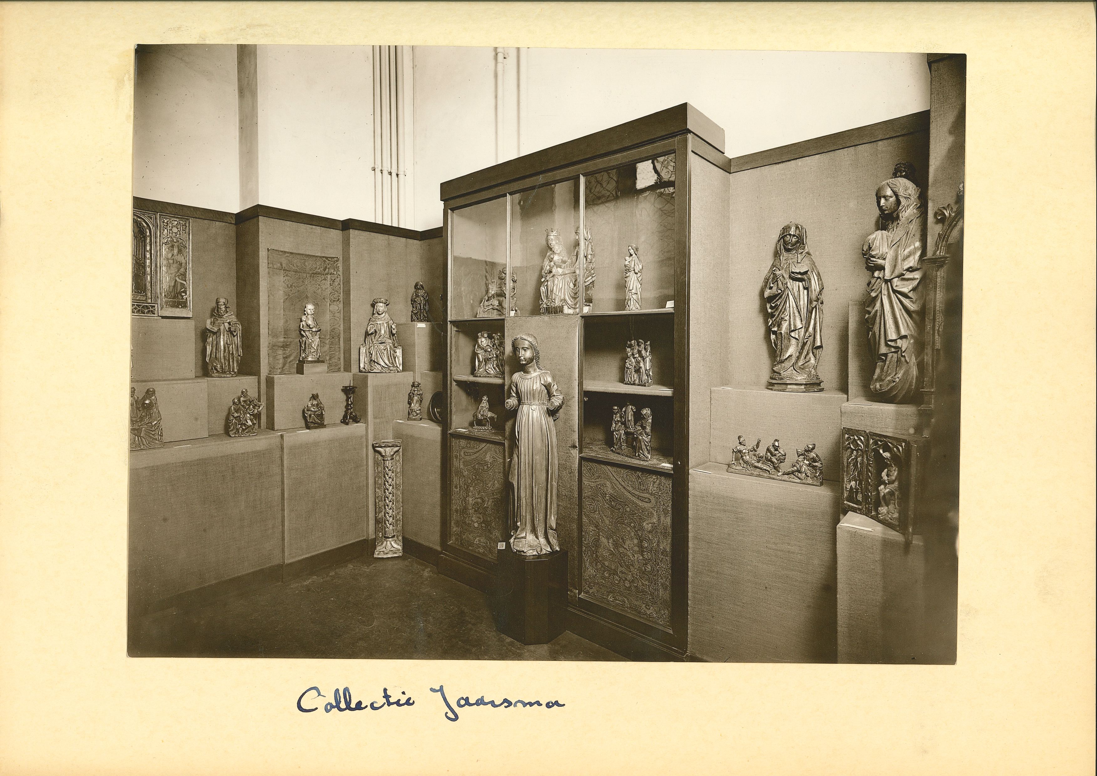 Middeleeuwse houtsculpturen uit de collectie van Menno Jaarsma in het Aartsbisschoppelijk Museum in 1931. Bron: Museum Catharijneconvent.