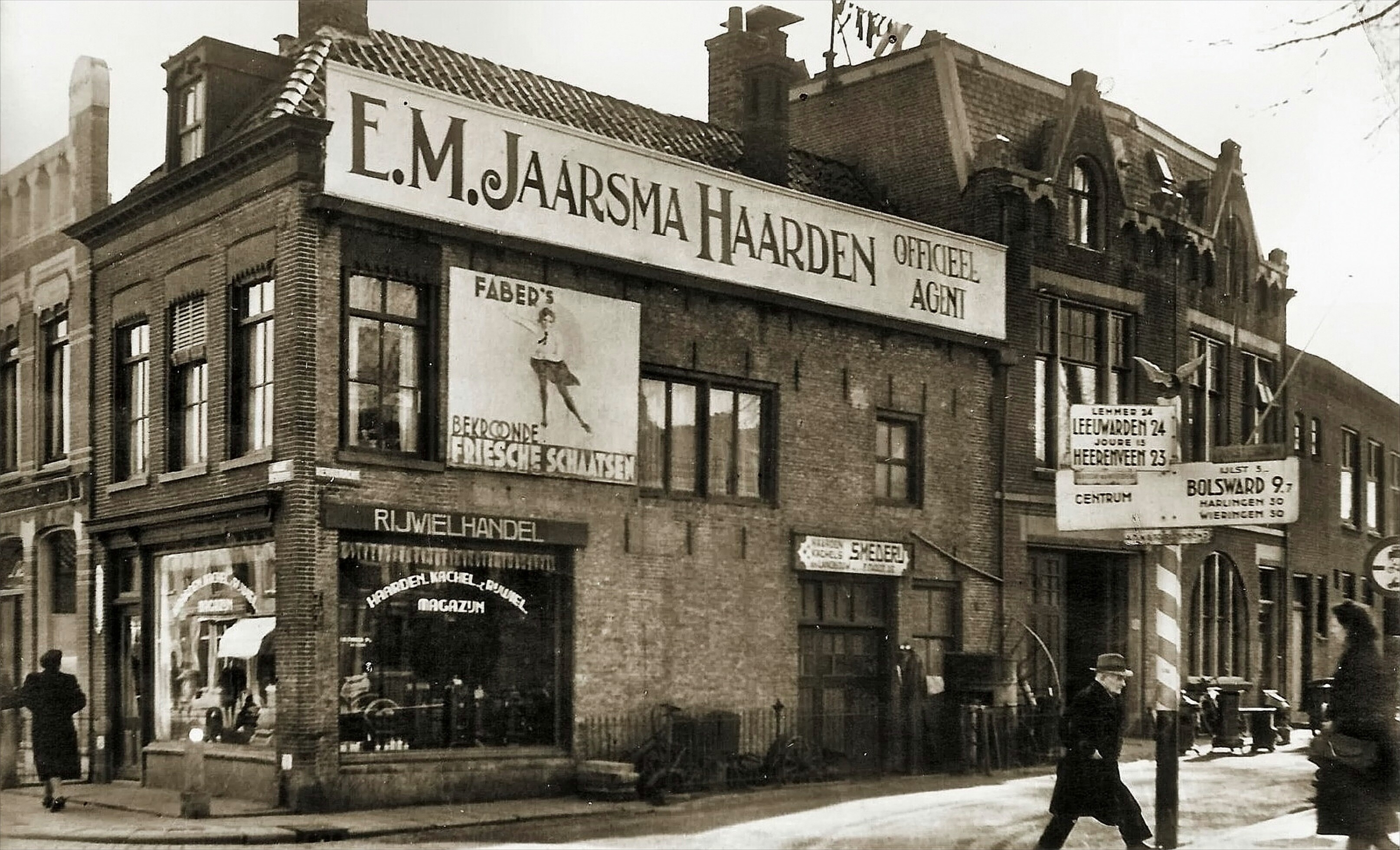 Haarden-, kachel- en rijwielmagazijn Ulbe Faber in Sneek; één van agenten van Jaarsma. Rechts staan kachels klaar om naar de klanten gebracht te worden. Circa 1950. Bron: DeTiid.nl / Obbema.