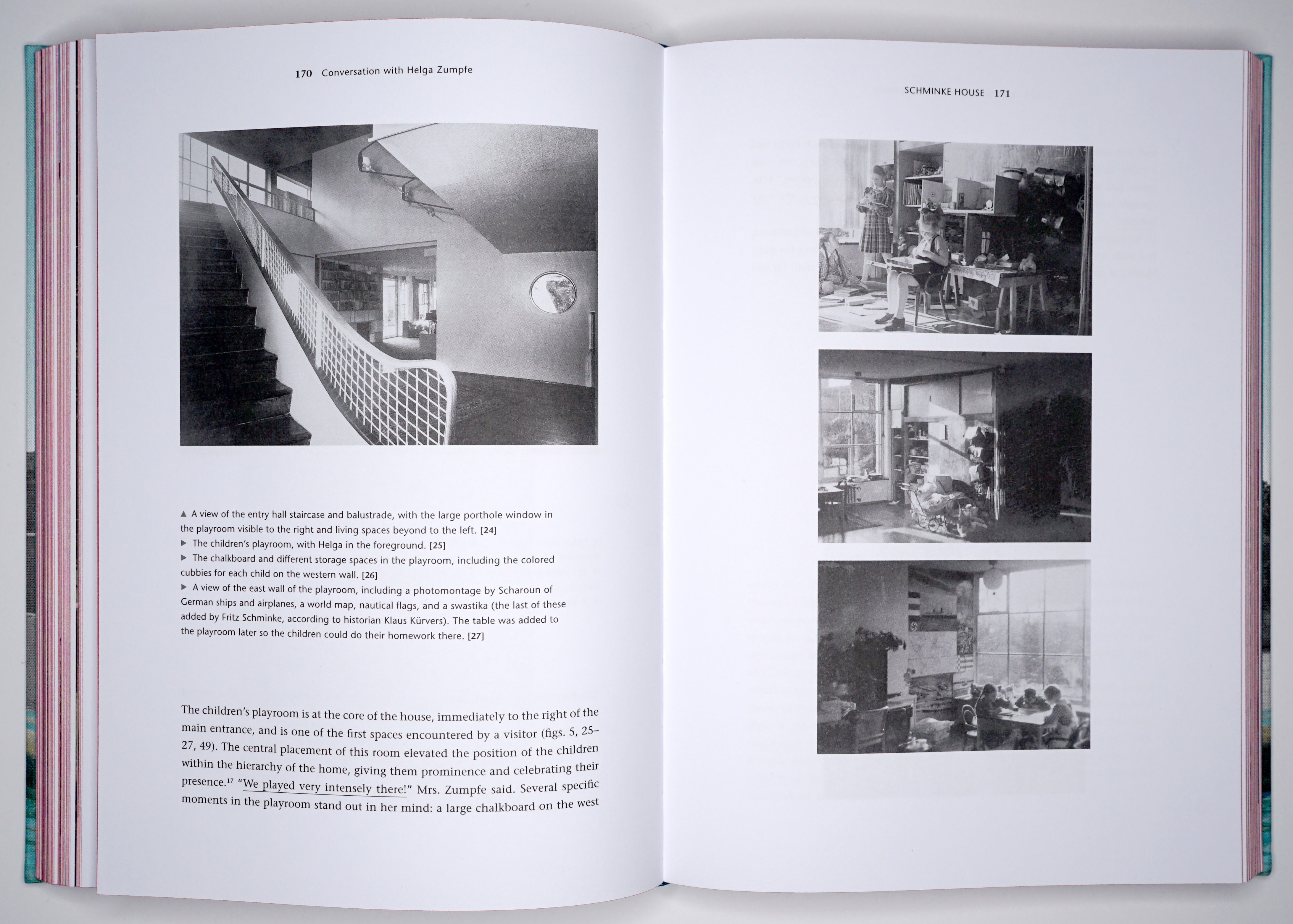 Spread uit architectuurboek met tekst en foto's